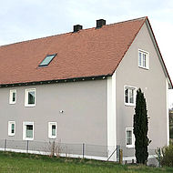 Rückseite eines fassadensanierten Hauses in Mitteleschenbach