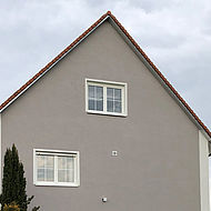 Frisch gestrichene graue Hausfassade