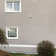 Frisch saniert und grau gestrichene Fassade