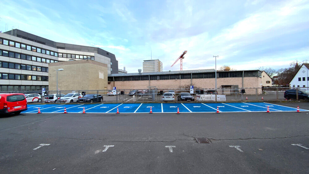Blau beschichtete Flächen auf einem Parkplatz