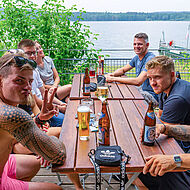 Mitarbeiter der Firma Franz Mayer aus Nürnberg bei einem Bier im Restaurant Seeklause
