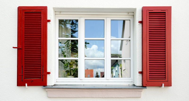 Fenster mit roten Fensterläden