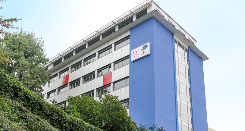 Blau gestrichene Fassade eines Bürokomplexes