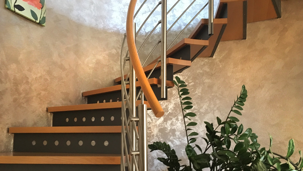 Kreative Wandgestaltung entlang einer Treppe