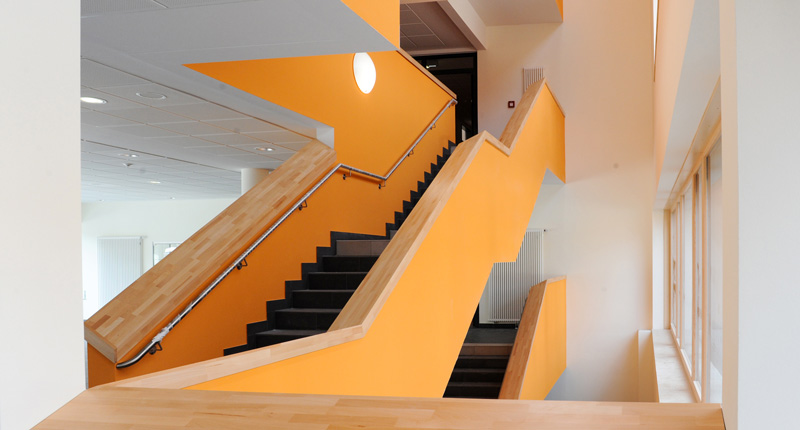Orangener Farbanstrich einer Treppe